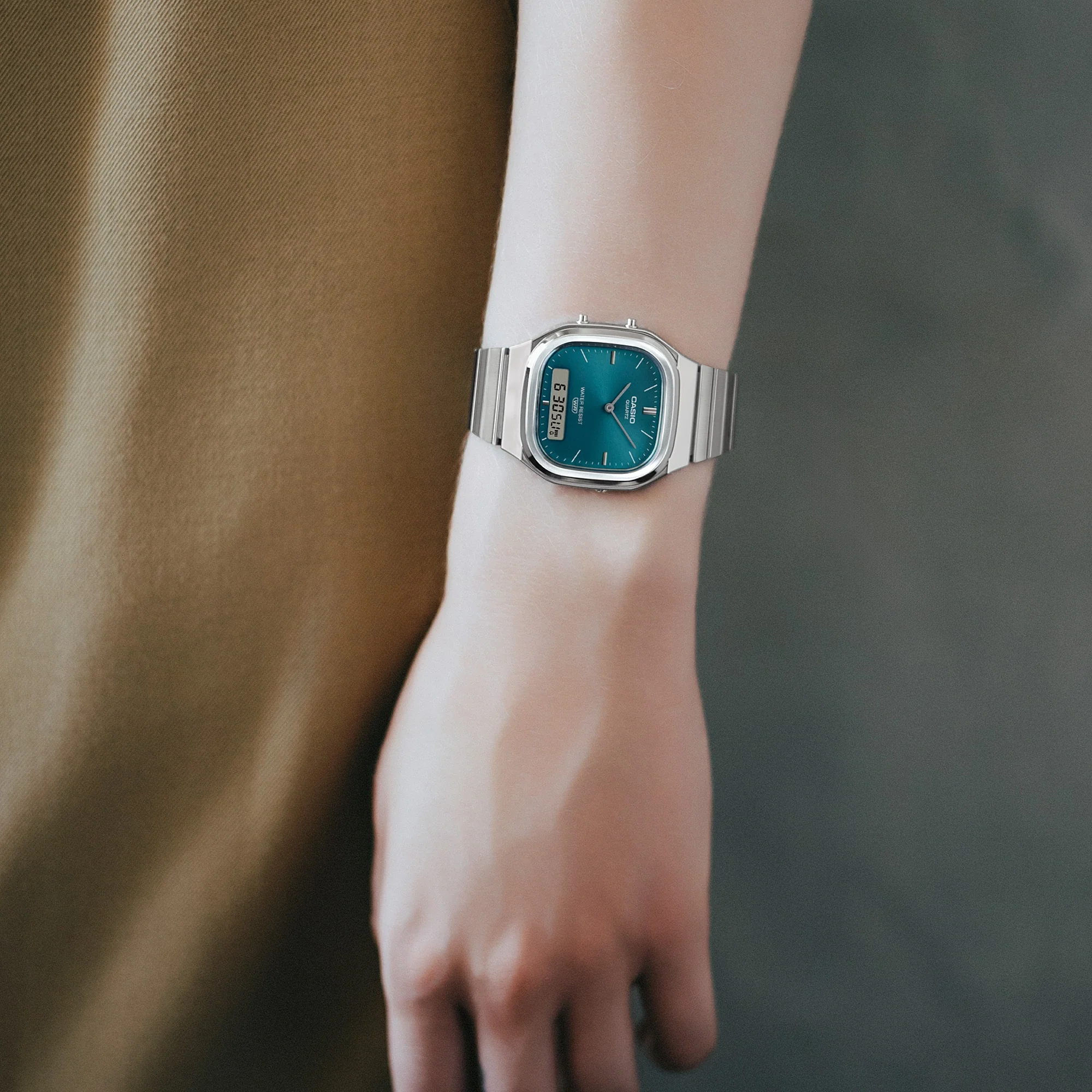 AQ-240E-3A Reloj Casio de dama pulsera de metal - Image 6