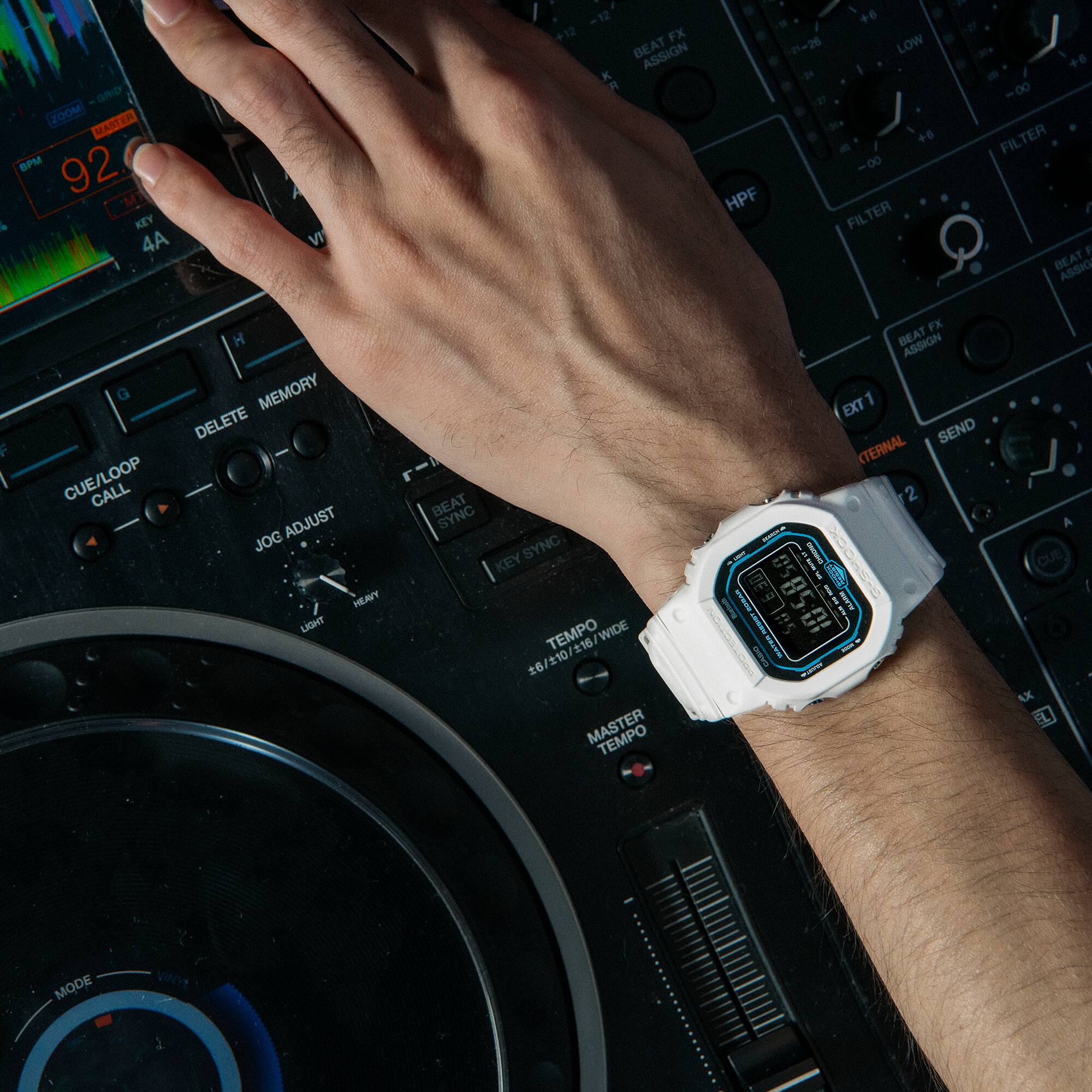 DW-B5600SF-7 G-Shock Reloj para Hombre con Bluetooth - Image 2