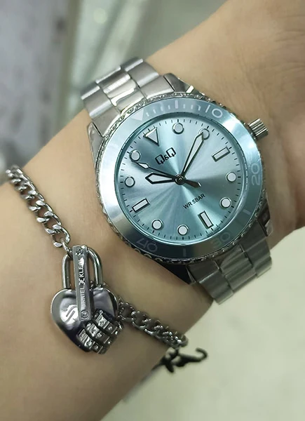Q55A-003PY Reloj QQ para Mujer - Image 2