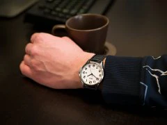 A480J304Y Reloj QQ para Hombre - Image 3
