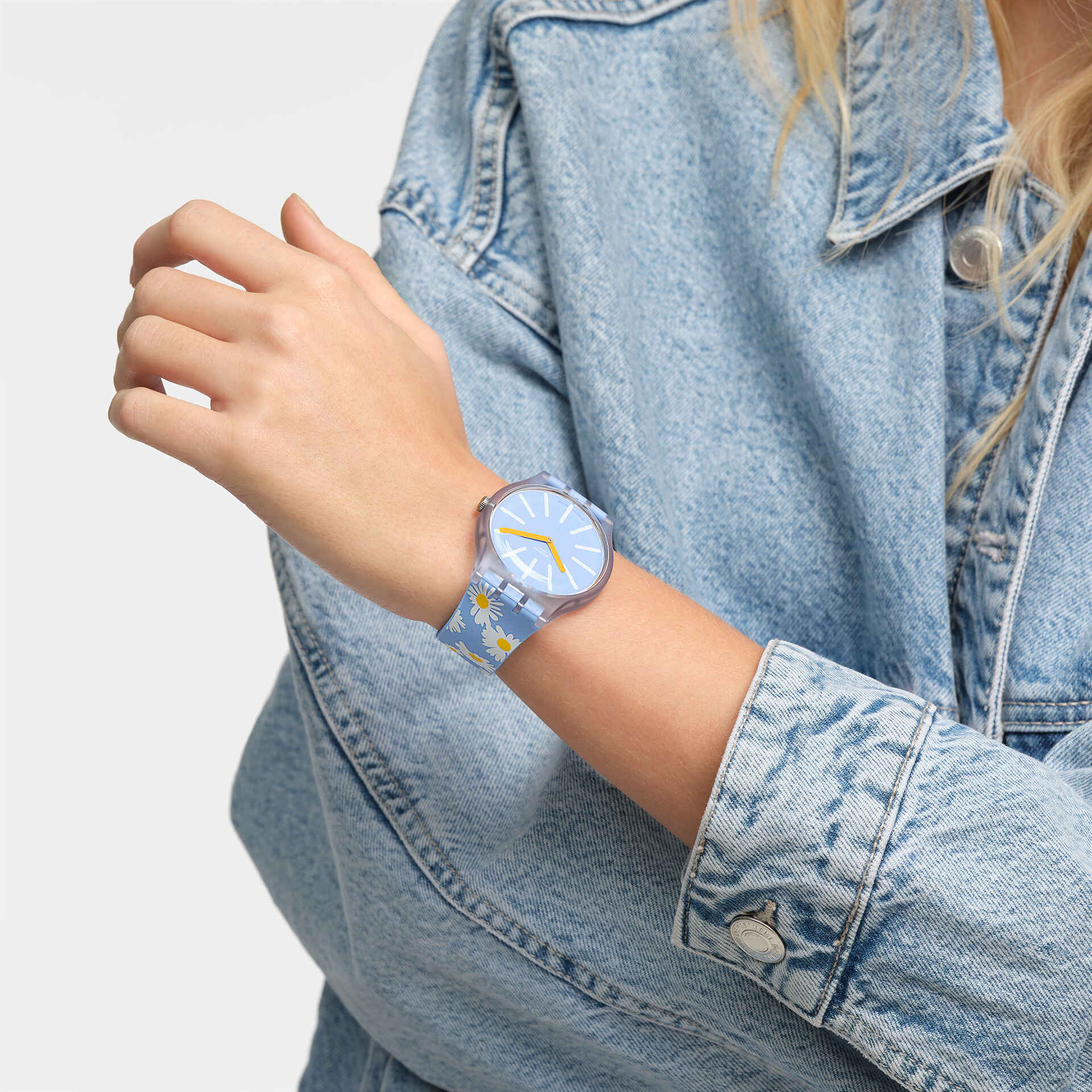 SO29S100 Reloj Swatch Dazed By Daisies unisex correa de resina flores - Image 5