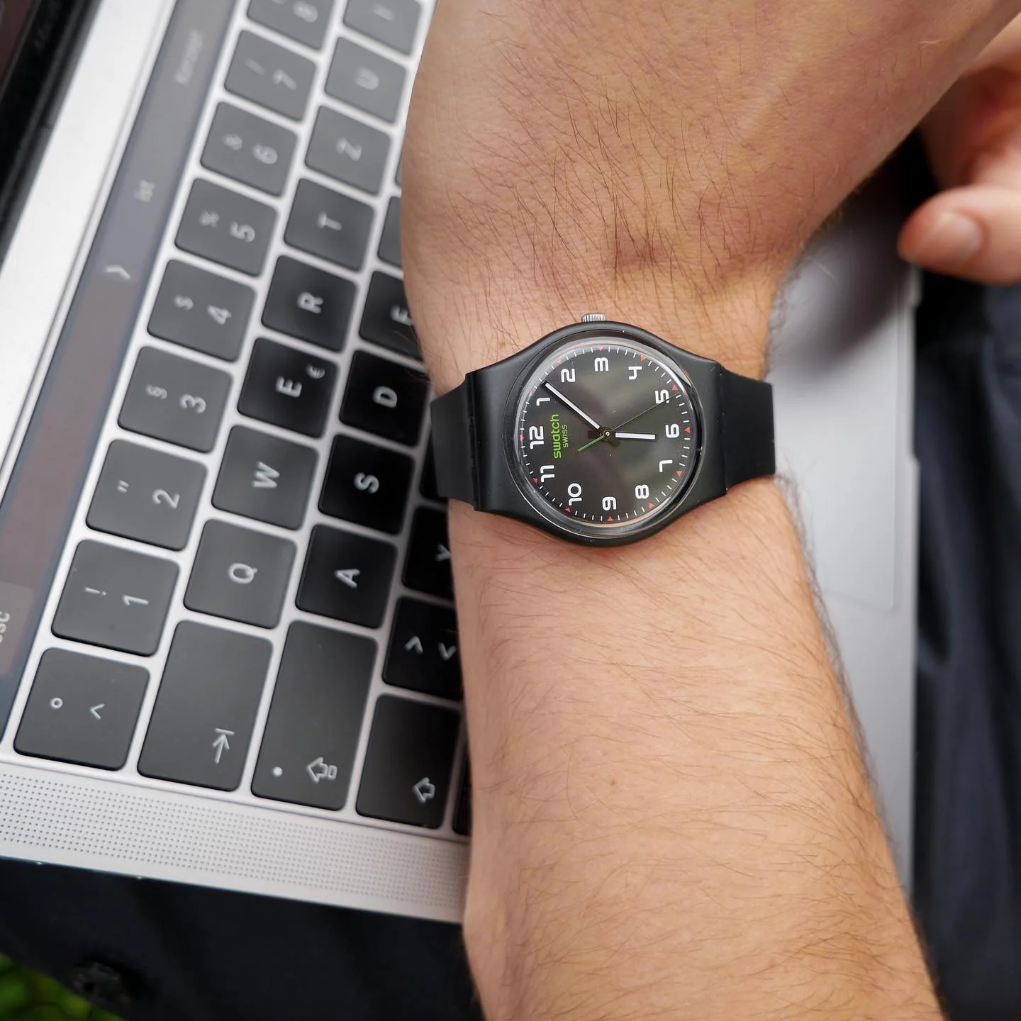 SO28B100 Reloj Swatch Masa Unisex - Image 3